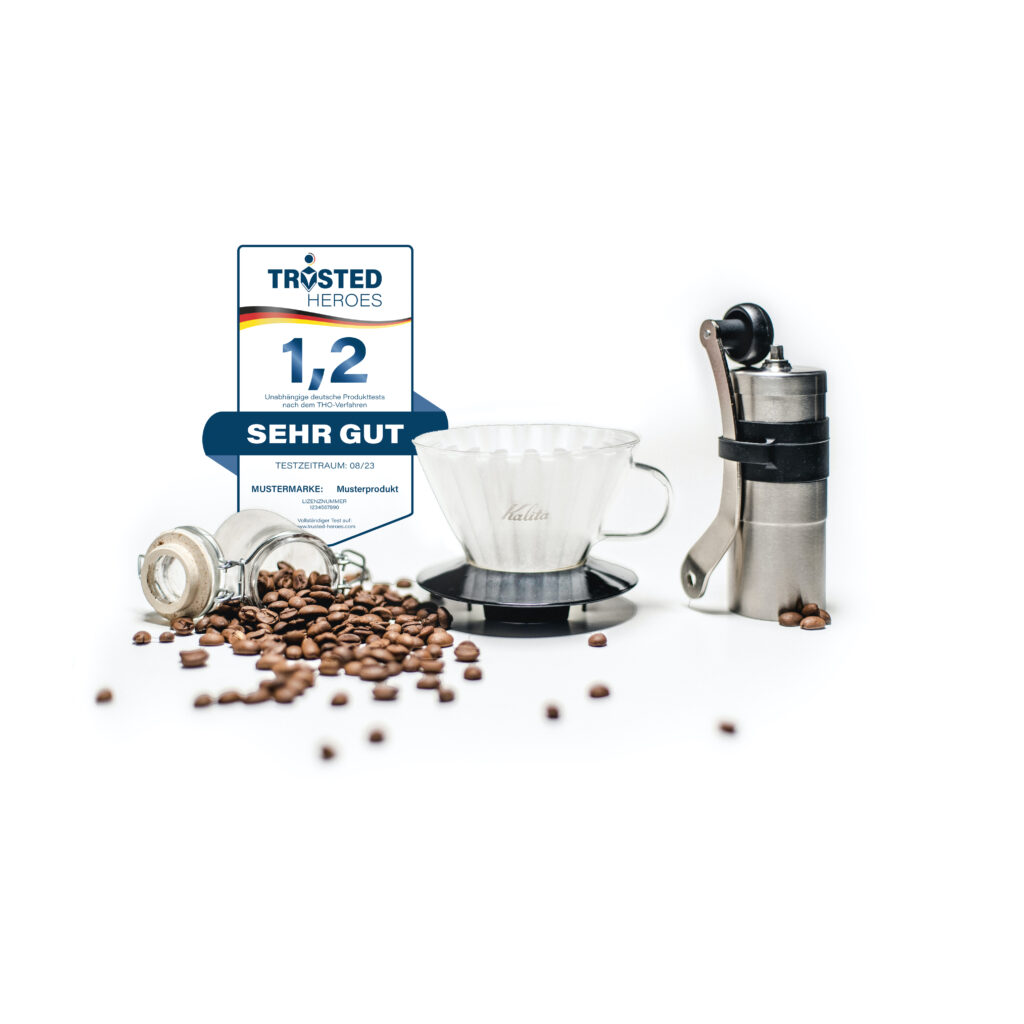 Kaffee in Dose, Kaffeefilter und Kaffeemühle mit Testsiegel Note 1,2 auf weißem Hintergrund