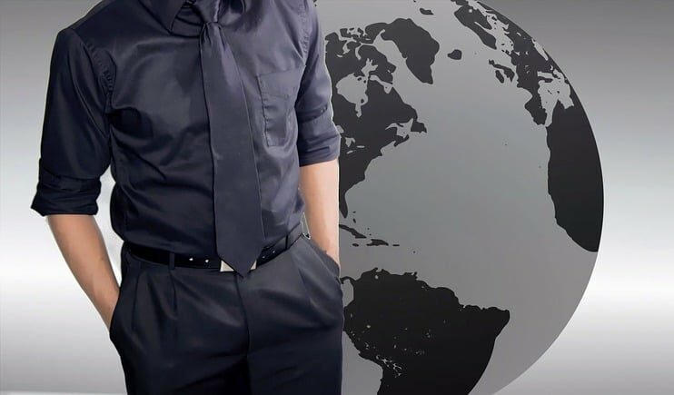 Geschäftsmann im schwarzen Anzug im Hintergrund schwarz graue Weltkugel auf grauem Hintergrund