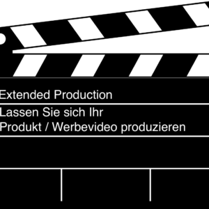 Ein professionelles Videoteam im Premium-Studio arbeitet an der Produktion eines 120-Sekunden Werbevideos, umgeben von modernster Technik, Beleuchtung und Kameras, wobei auf einem Bildschirm eine Szene des Videos zu sehen ist.