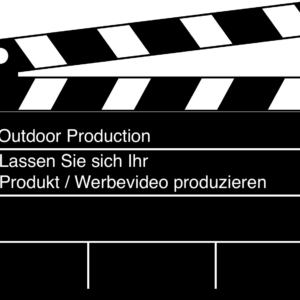 Ein professionelles Videoteam führt ein Outdoor- oder Vor-Ort-Shooting durch, ausgestattet mit hochmodernem Equipment. Der Fokus liegt auf einem Produkt oder einer Dienstleistung im authentischen Kontext der Kundenmarke