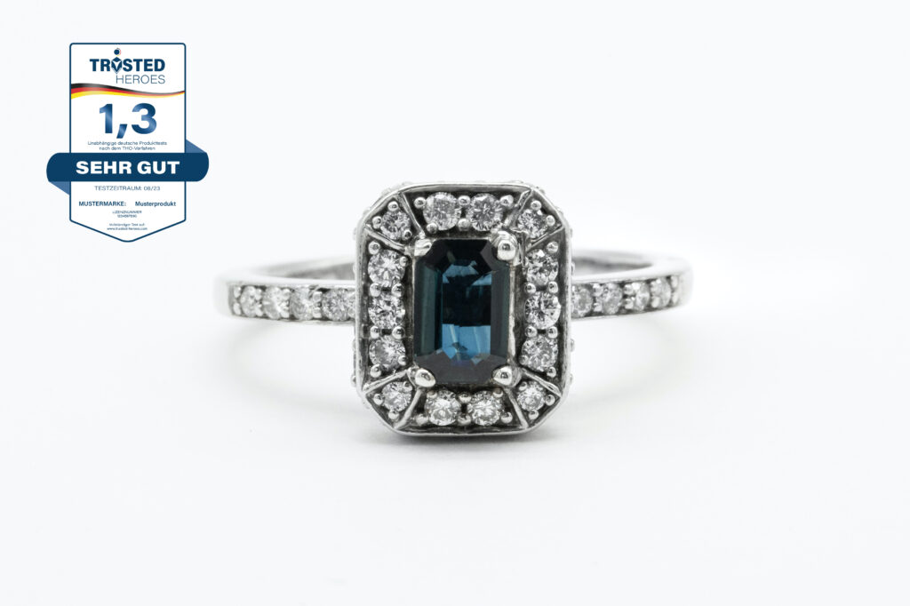 Diamant-Ring mit blauem Stein auf weißen Hintergrund mit Trusted Heroes Testsiegel