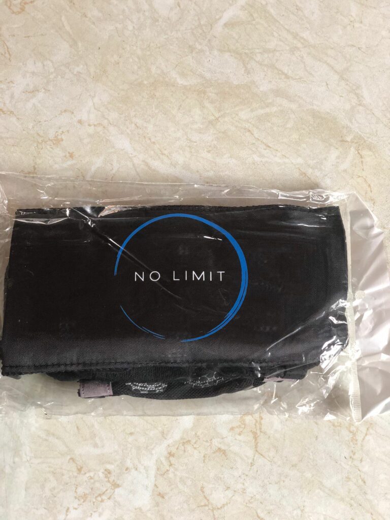 Testprodukt schwarze Trainingshandschuhe von No Limit mit schwarzer Tasche in Plastiktüte
