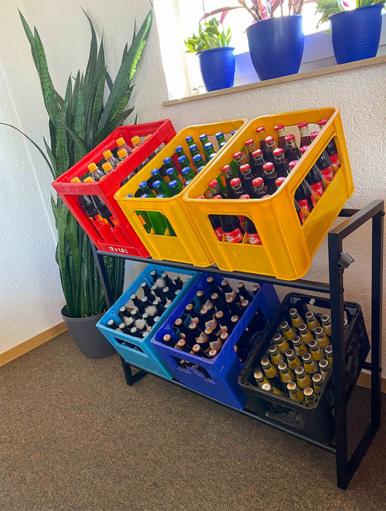 Getränkekistenhalter mit sechs Kisten in diagonal-frontaler Ansicht.