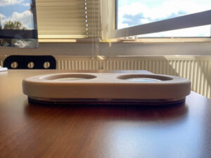 Saunathermometer von Wasserfeld auf dem Tisch liegend.