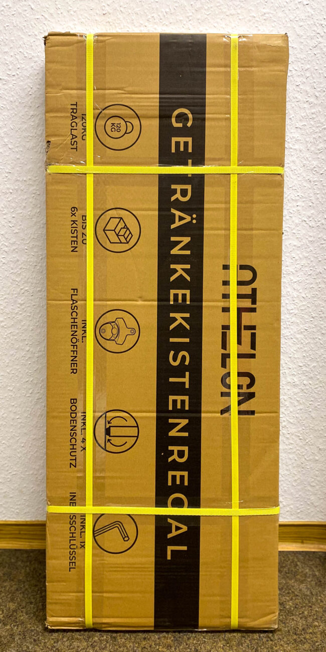 Getränkekistenregal Athelon im Verpackungskarton mit Umreifungsband.
