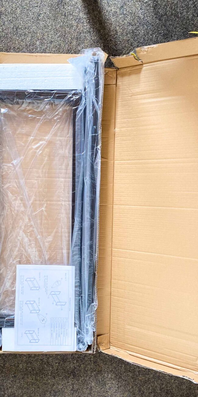 Getränkekistenhalter im Verpackungskarton liegend und in Folie gewickelt.