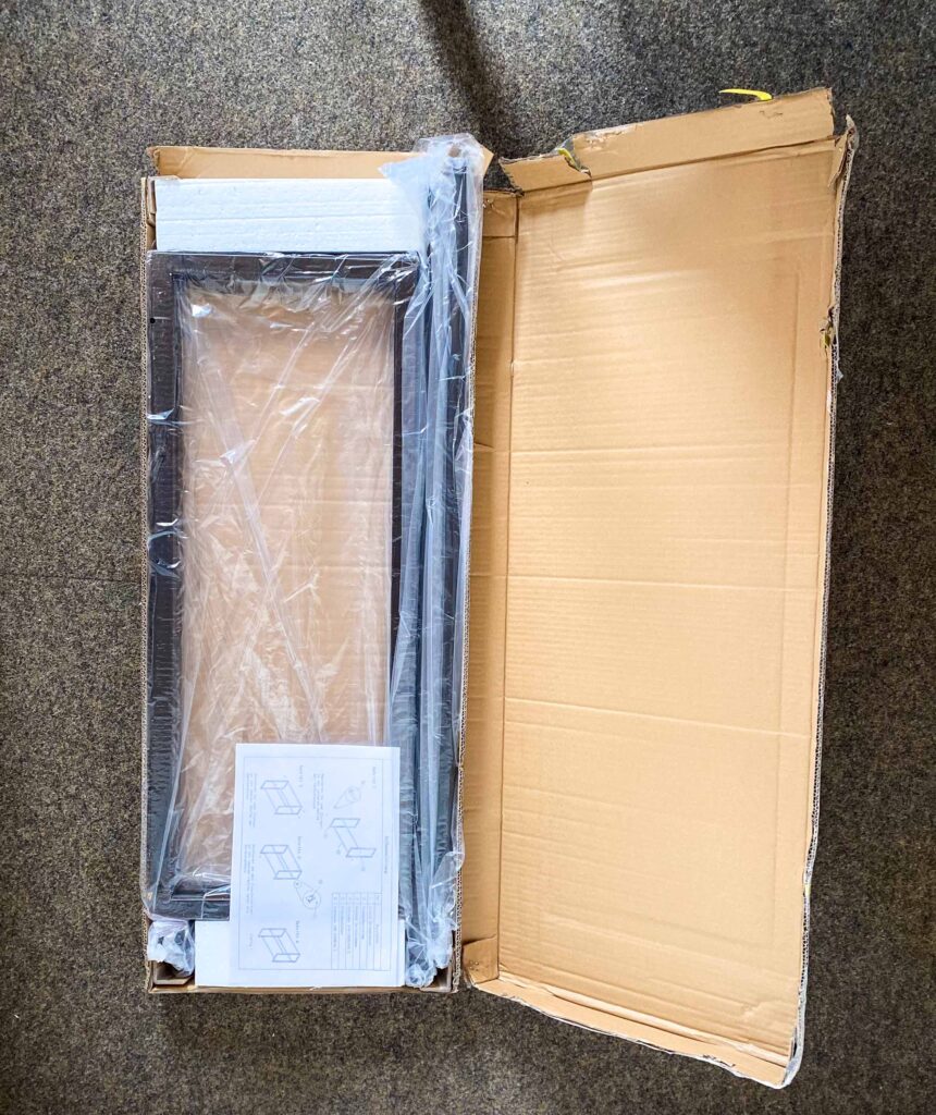 Getränkekistenhalter im Verpackungskarton liegend und in Folie gewickelt.