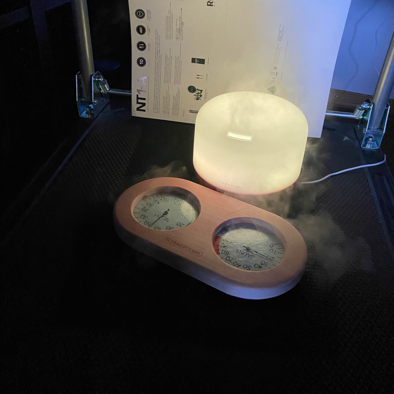 Saunathermometer im Praxistest: im Dunklen neben einer leuchtenden Aromalampe.
