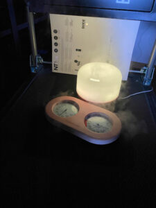 Saunathermometer im Praxistest: im Dunklen neben einer leuchtenden Aromalampe.