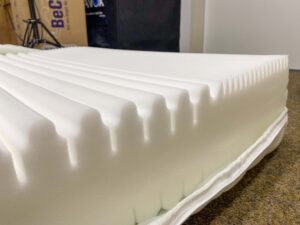 Active Greenfirst Matratze mit eingeschnittenem Schaumstoff für die 7-Zonen-Wirkung.