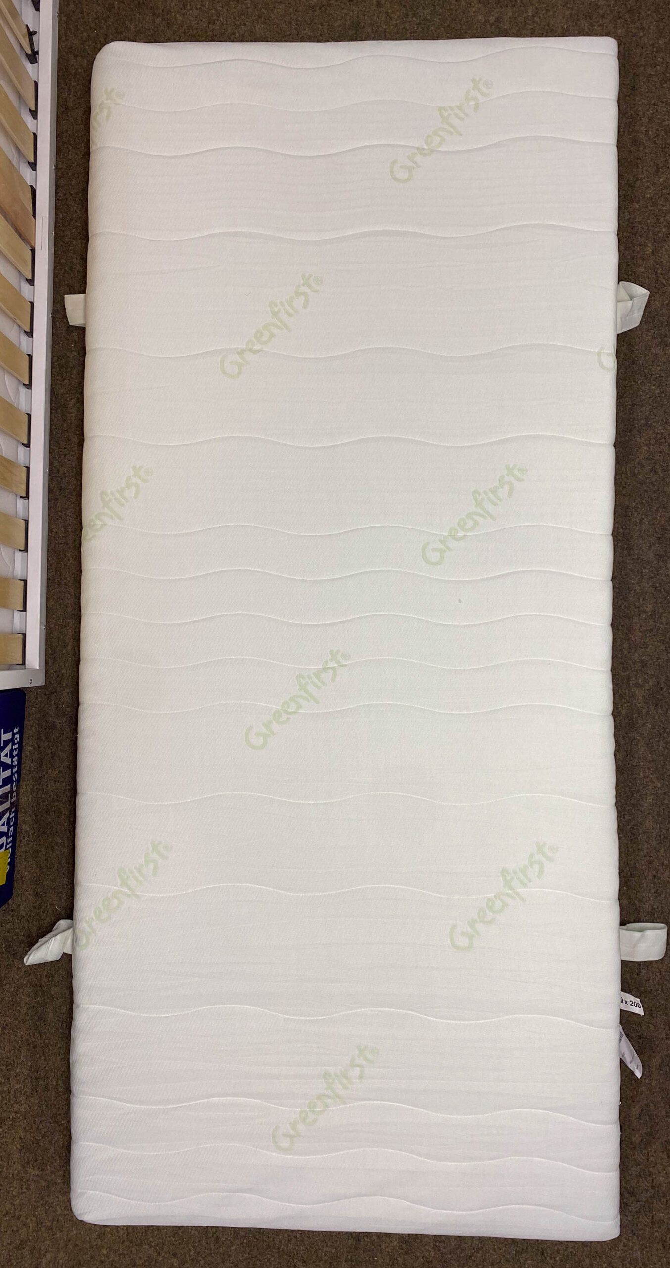 Active Greenfirst Matratze von oben mit Matratzenbezug.