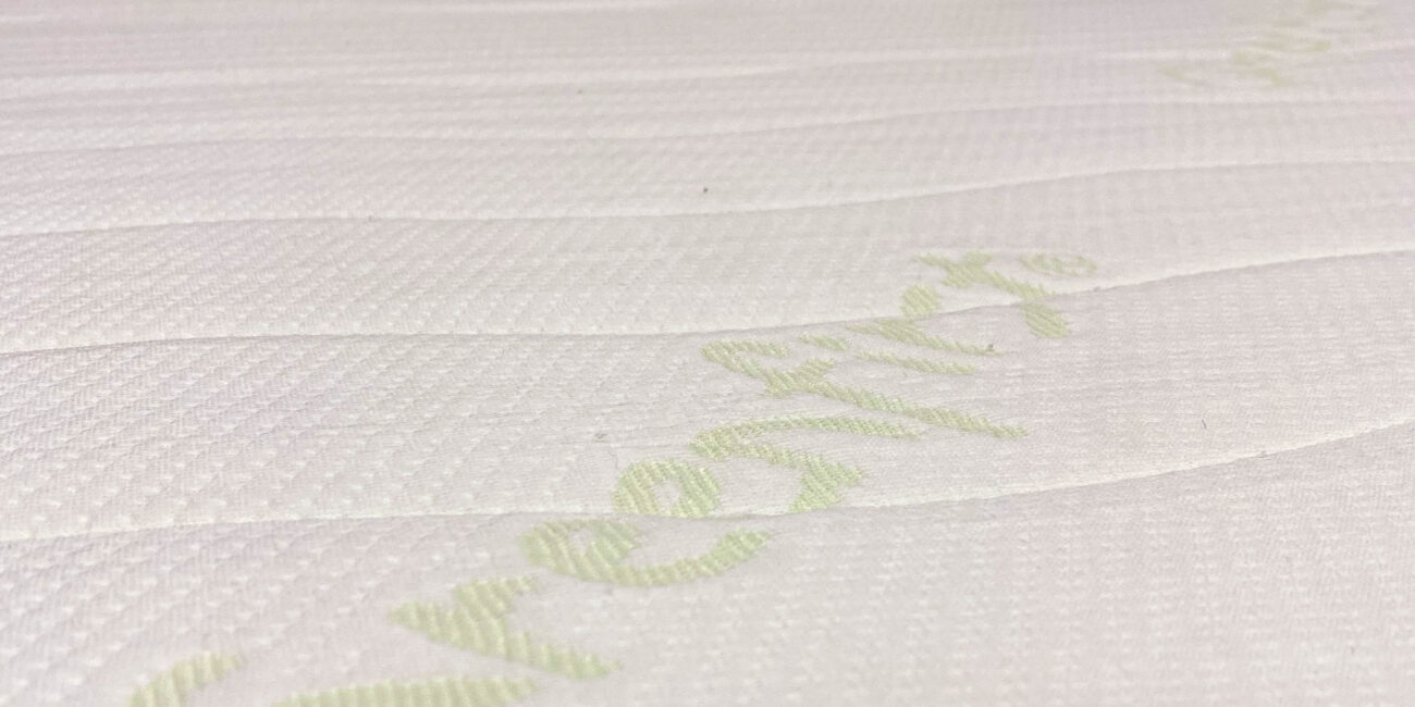 Greenfirst Schriftzug auf Matratzenbezug.