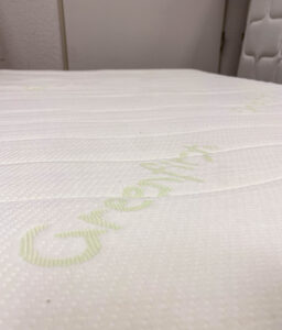Greenfirst Schriftzug auf Matratzenbezug.