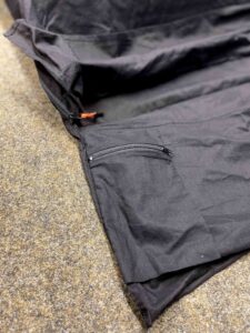Schwarzer Baumwoll-Hüttenschlafsack mit integrierter Seitentasche für Wertsachen.