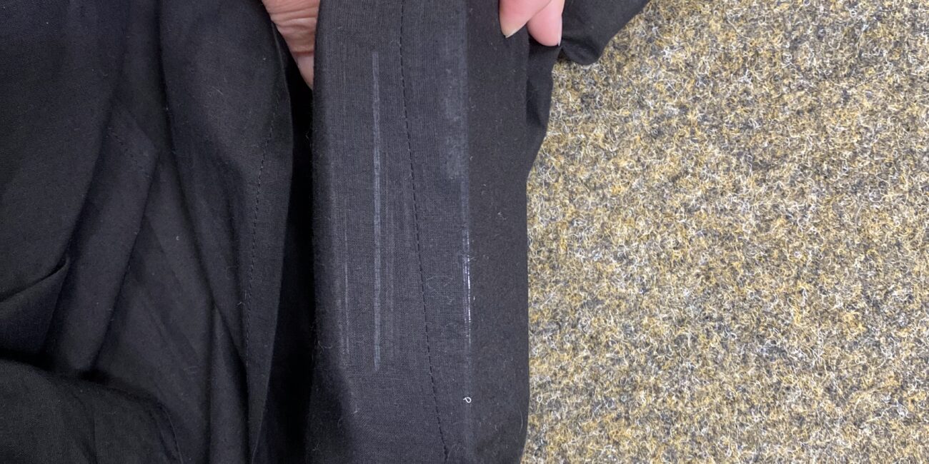 Wertsachen in der Wertsachentasche von der Seite mit vielen Dingen darin.