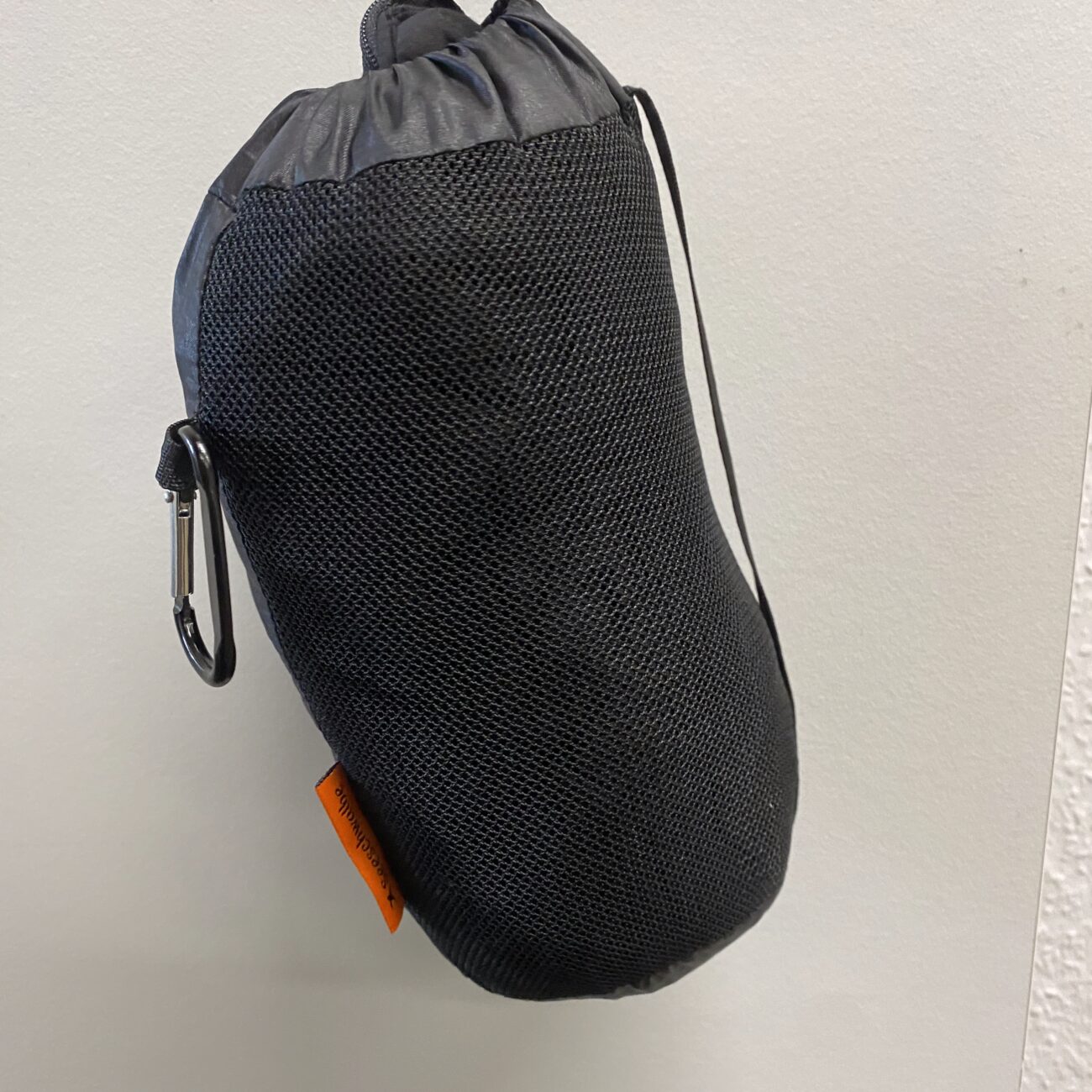 Hüttenschlafsack im Beutel.