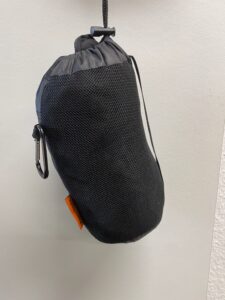 Hüttenschlafsack im Beutel.