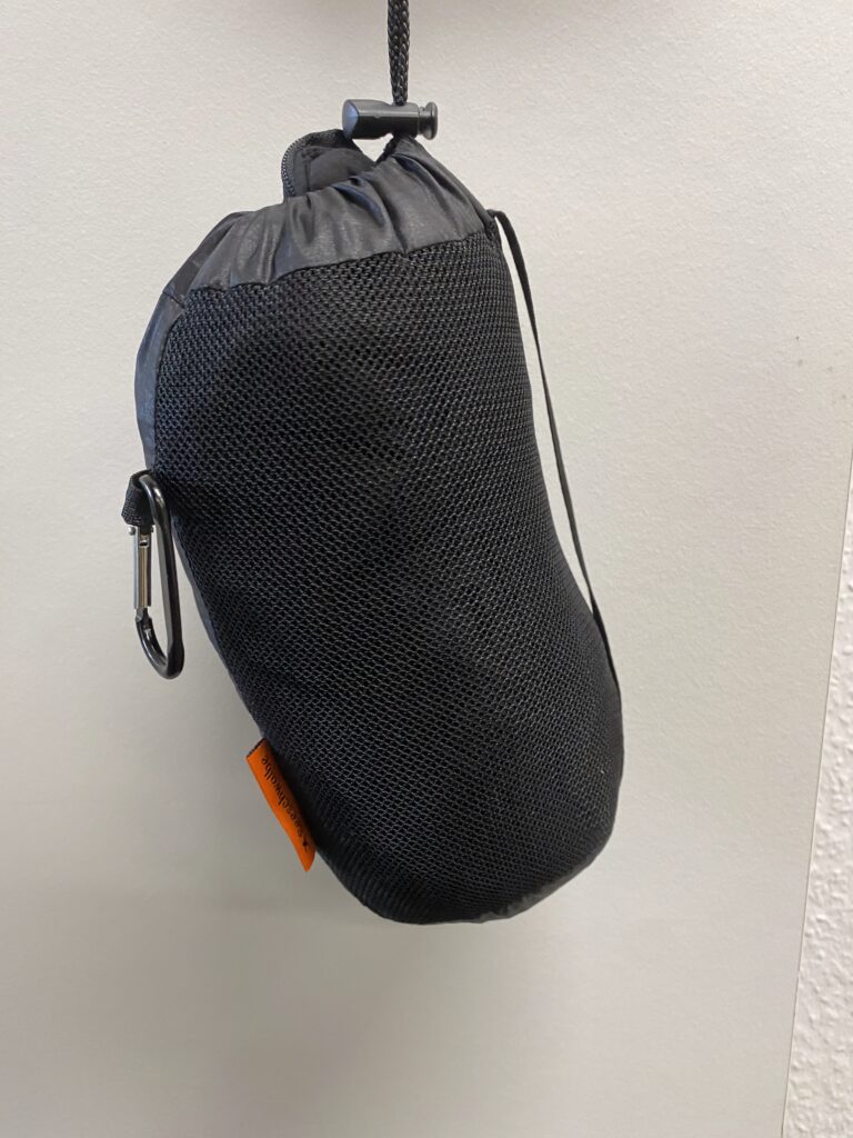 Hüttenschlafsack im Beutel.
