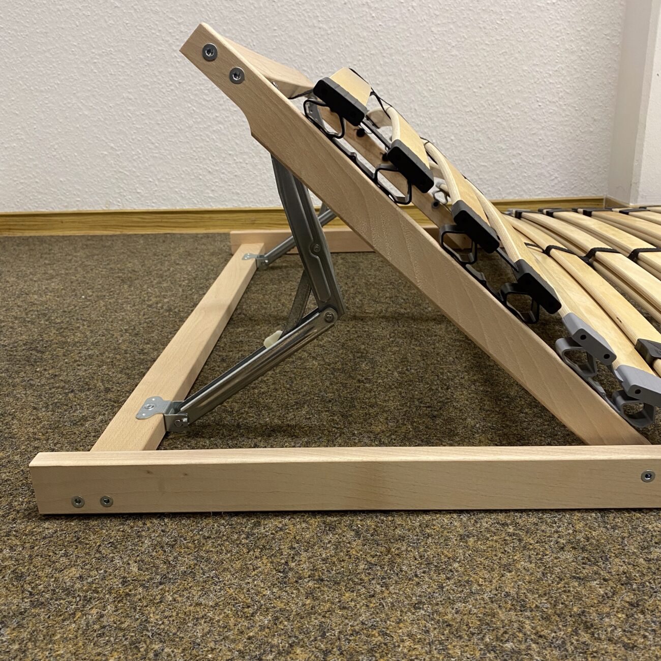 Lattenrost Easyfix K in aufgestellter Position.