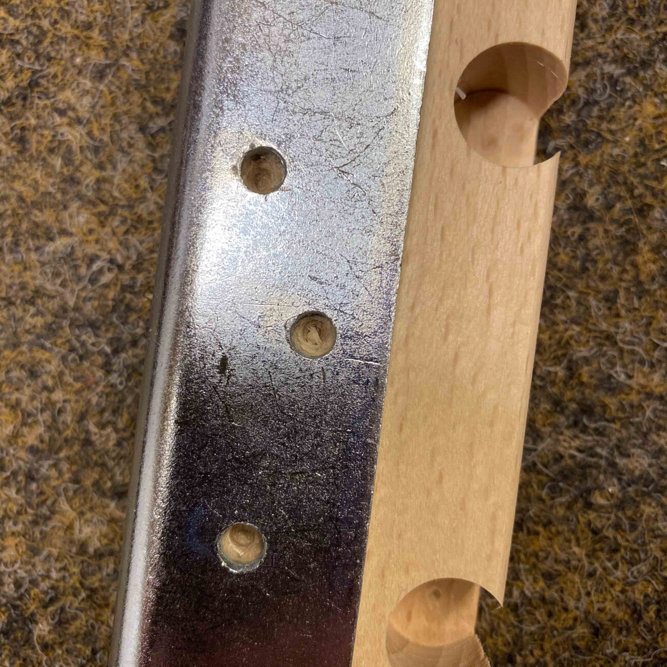 Vorgebohrte Löcher zum Zusammenbau des Lattenrost Easyfix K.