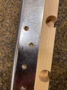 Vorgebohrte Löcher zum Zusammenbau des Lattenrost Easyfix K.