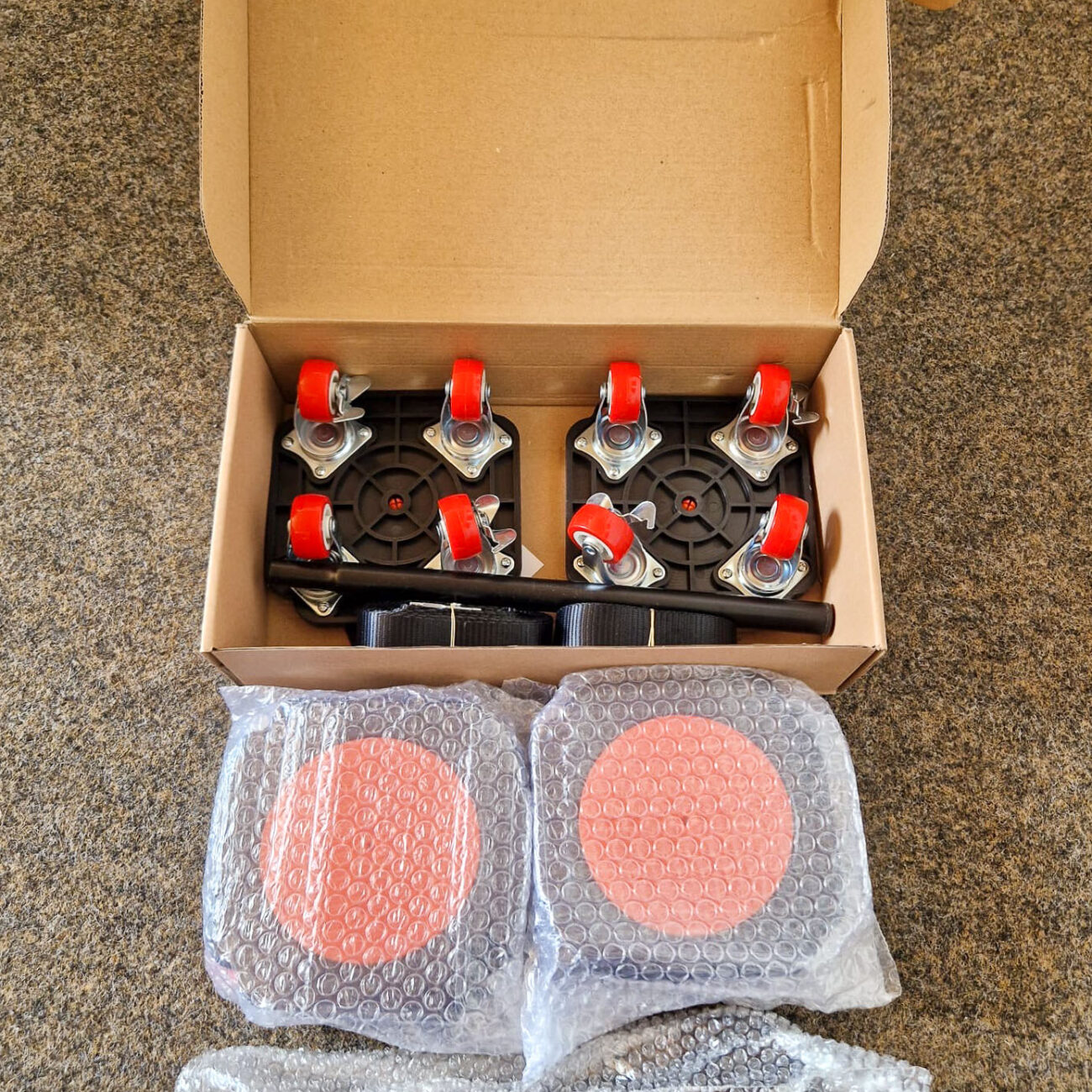 Inhalt der Verpackung: Roller, zwei Gurte und Hebelarm.
