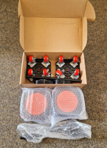 Inhalt der Verpackung: Roller, zwei Gurte und Hebelarm.