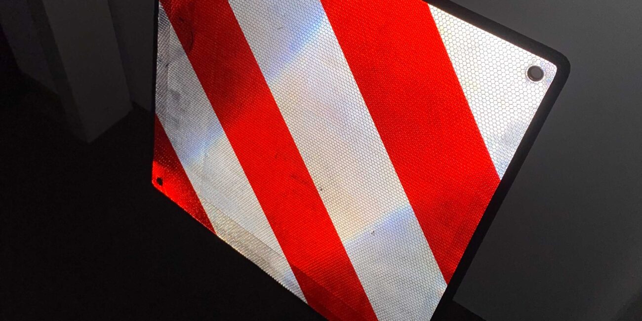 Warntafel Athelon bei Dunkelheit mit Reflexionsfähigkeit.