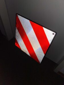 Warntafel Athelon bei Dunkelheit mit Reflexionsfähigkeit.