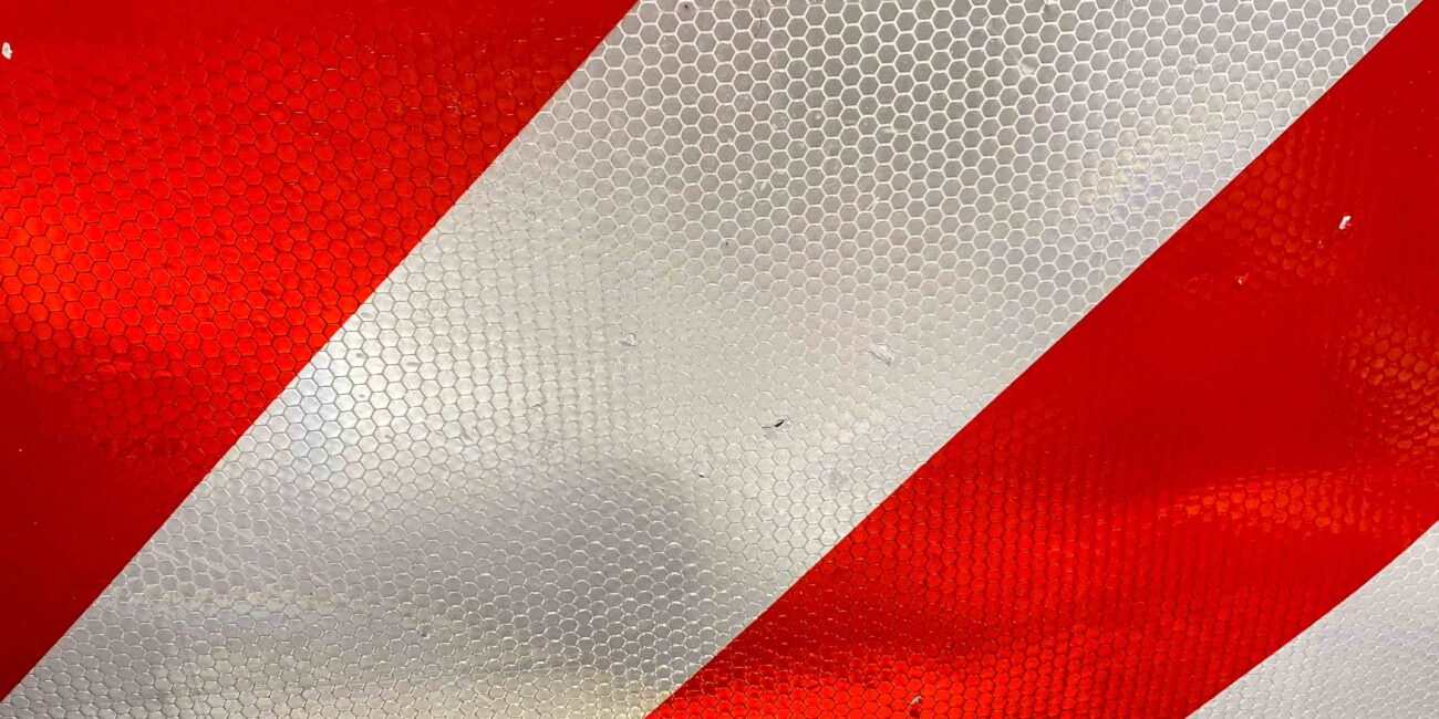 Warntafel Athelon mit Macken und kleinen leichten Löchern nach Test.