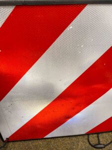 Warntafel Athelon mit Macken und kleinen leichten Löchern nach Test.