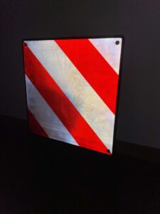 Warntafel Athelon bei Dunkelheit mit Reflexion.