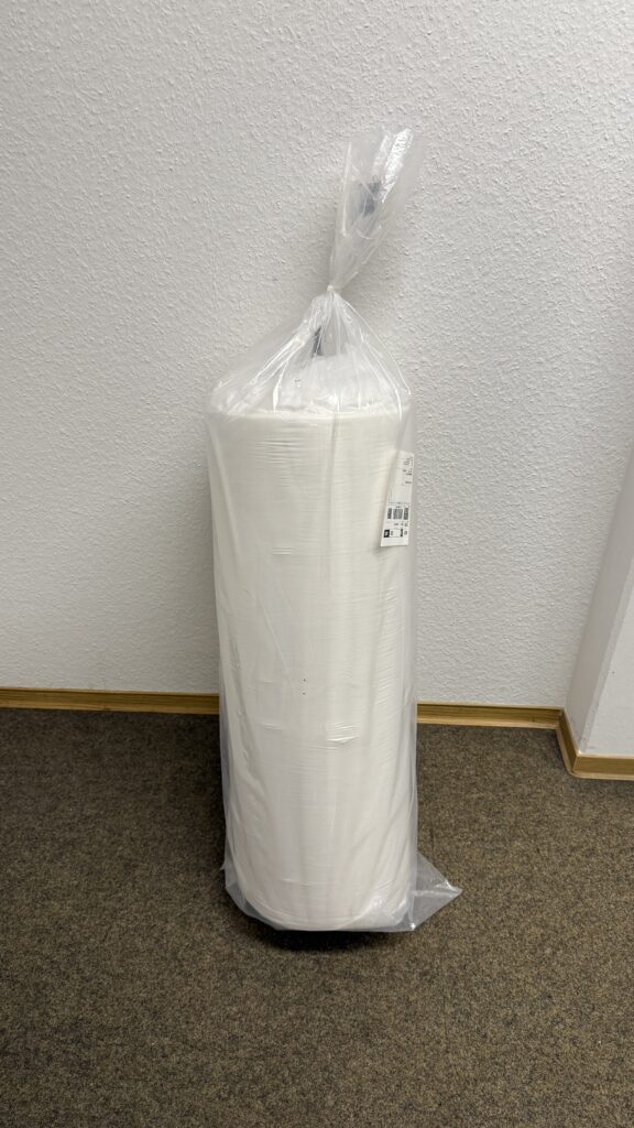 Eingepackte Kaltschaum-Matratze in Folie.