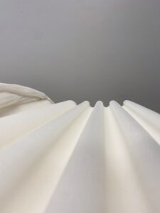 Wellenschnitt im Schaum der Kaltschaummatratze.