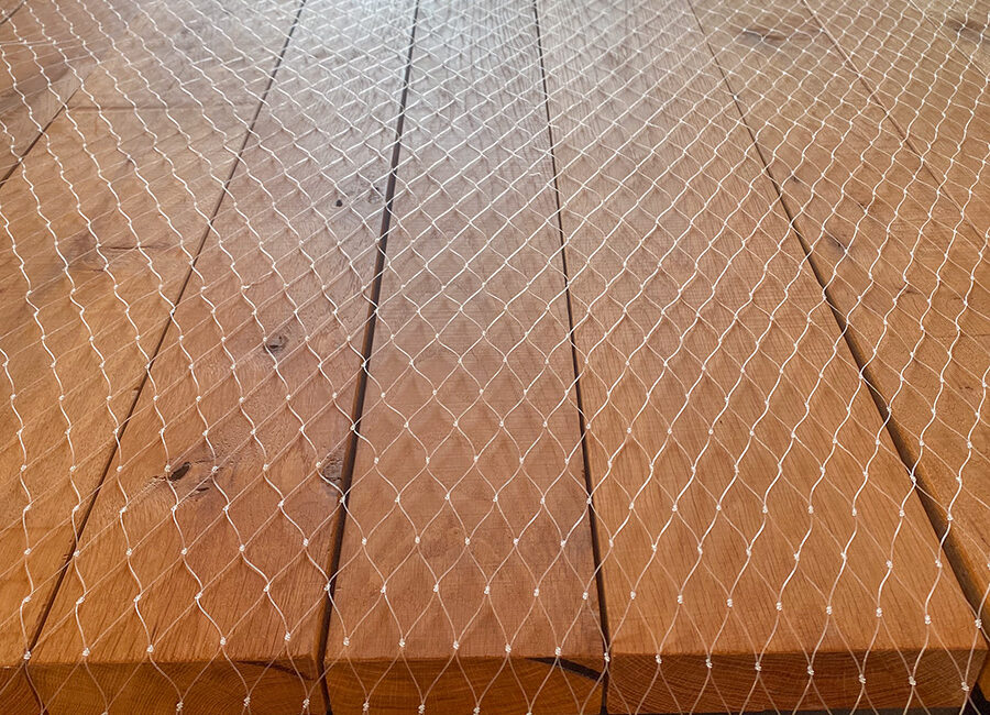 Balkonnetz von vorne über Tisch gespannt