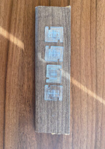 Draufansicht Haken auf beschichtetem Holz