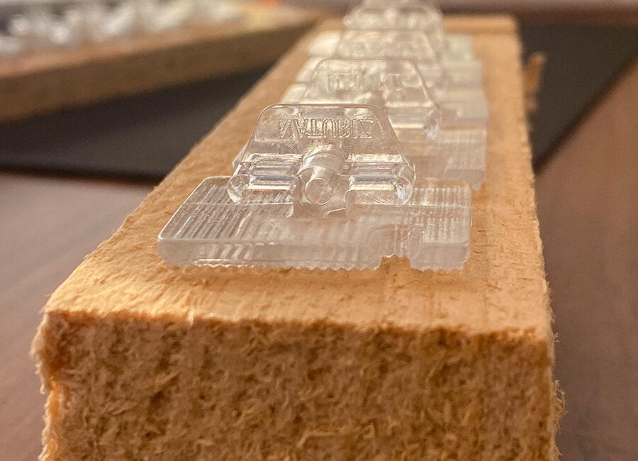 Haken auf Balken geklebt