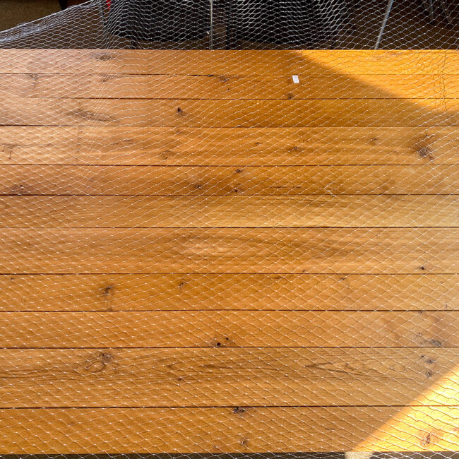 Katzennetz über Tisch gespannt