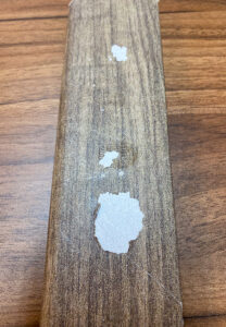 Kleberückstände beschichtetes Holz