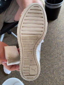 Schuhsohle zur Hälfte gesäubert