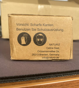 Seitenansicht Karton mit Sicherheitshinweisen und E-Mail