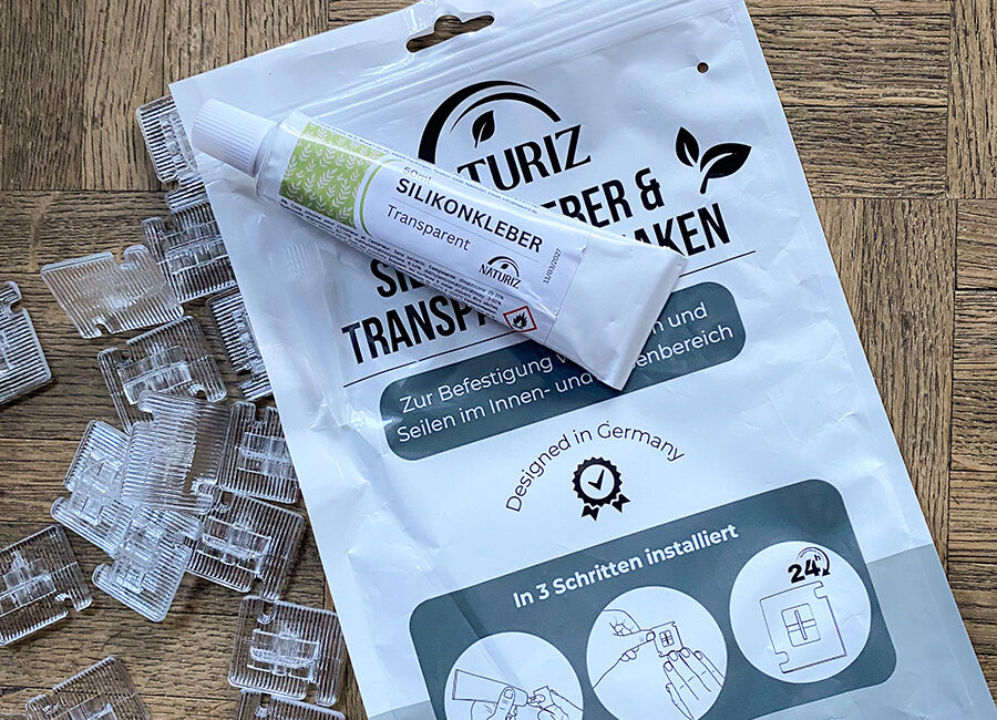 Silikonkleber und Haken auf der Verpackungstasche