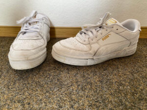 Weiße Schuhe vor der Reinigung