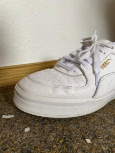 Weißer Schuh nach Säuberung