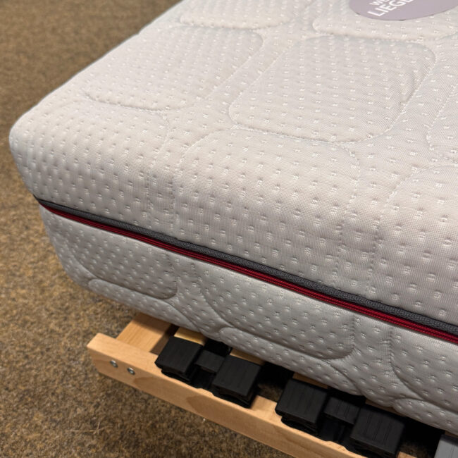 Ecke der Ergo Star Matratze auf einem Lattenrost liegend.