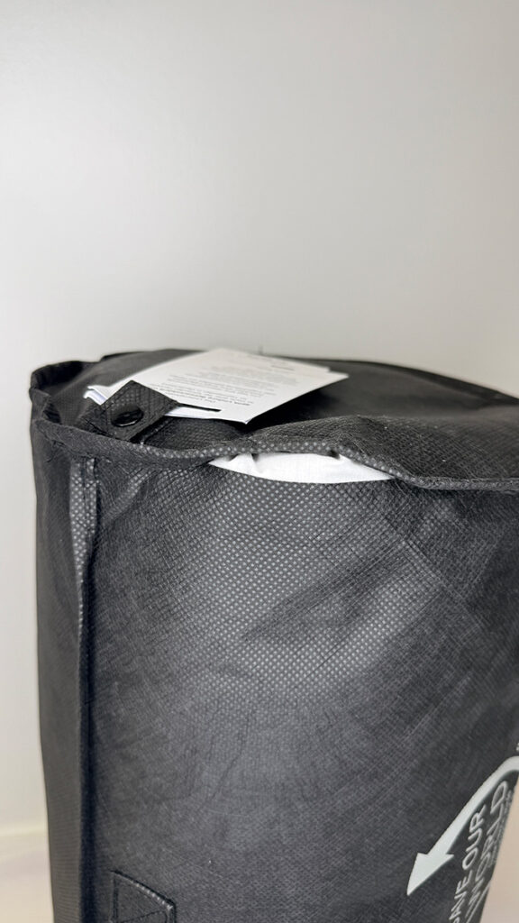 Beschädigung an der Tragetasche der Kamelhaarbettdecke.