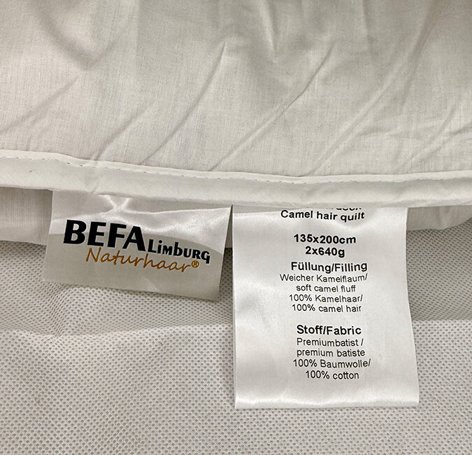 Etiketten des Testprodukts mit Aufschrift zu den Bestandteilen der Decke.