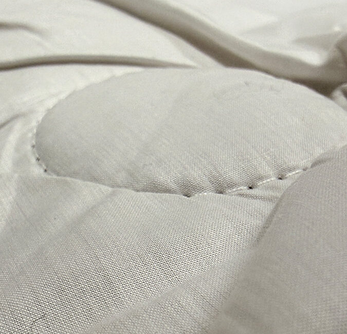 Nahaufnahme einer der Nähte der BEFA Kamelhaarbettdecke.