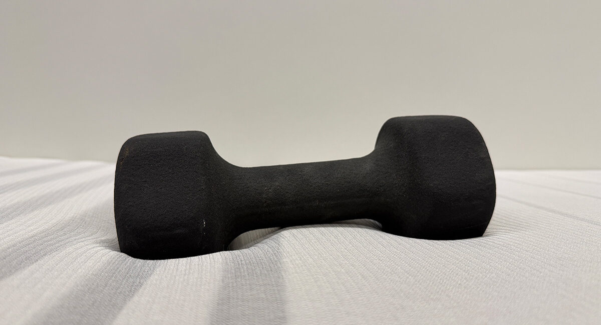 Gewicht auf der Matratze liegend mit Sichtbarkeit des Einknicks im Schulterbereich.