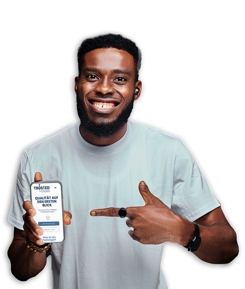 Mann von Trusted Heroes mit iPhone in der Hand. Auf dem Display ist die Startseite von Trusted Heroes zu sehen.